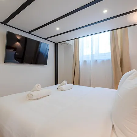 Apartment Cia - Spacious Duplex, Grands Boulevards Paris